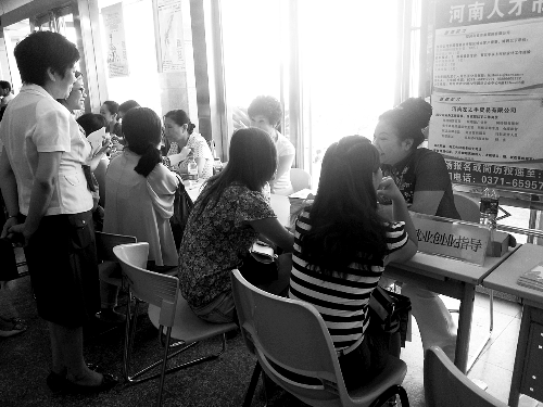 招聘會，導(dǎo)師團(tuán)正與大學(xué)生面對面交談。