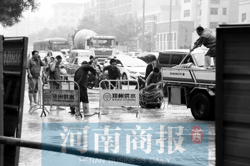 工作人員正在搶修，預(yù)計(jì)今晚能恢復(fù)供水