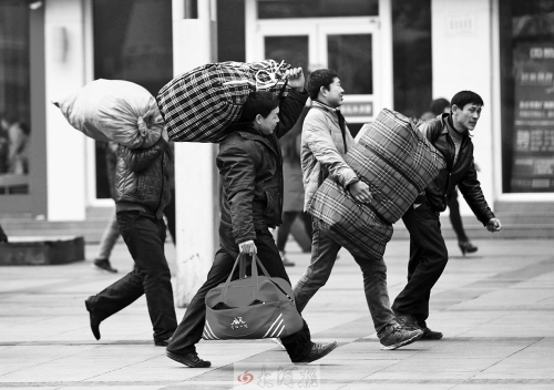 鄭州火車站廣場，行色匆匆的趕路人。