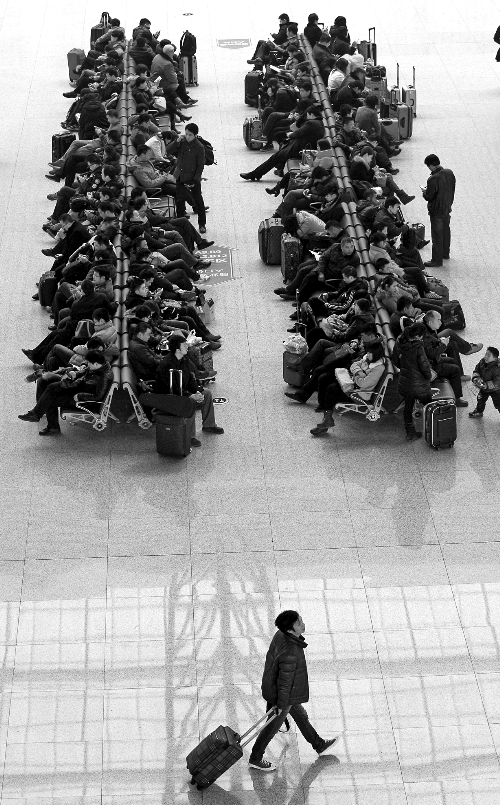 鄭州東站候車室，一些乘客在候車。