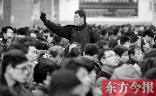 一場雨夾雪讓鄭州火車站的客流又增加了不少。昨天，售票大廳內(nèi)排隊購票的旅客摩肩接踵