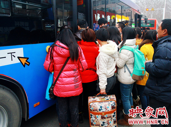 鄭州市金水路紫荊山公交樞紐站又現(xiàn)火爆場面。