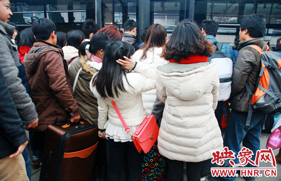 金水路紫荊山公交樞紐站牌處經常是人頭攢動。