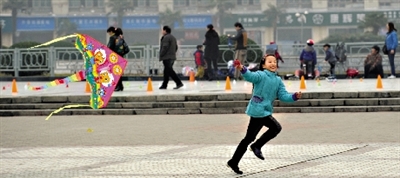 昨日,省會天氣晴好,春意盎然。上午,在綠城廣場,一個小女孩在快樂地放風箏。