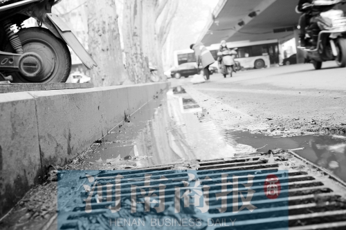 現(xiàn)場(chǎng)，污水流到了機(jī)動(dòng)車道上