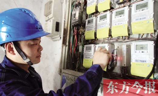 鄭州供電公司的技術(shù)人員正在安裝調(diào)試智能電表和遠程通訊控制終端