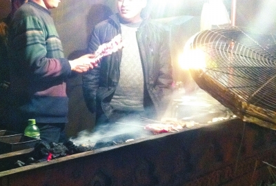 露天燒烤整夜煙熏火燎，路邊居民苦不堪言。