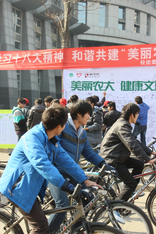 活動現(xiàn)場人流涌動，過路人群駐足觀看