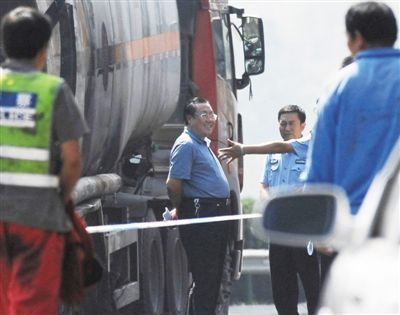 陜西“表哥”楊達(dá)才在車禍現(xiàn)場。資料圖