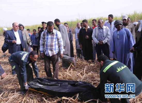 2月26日，在埃及旅游城市盧克索附近，急救人員在熱氣球事故現(xiàn)場(chǎng)搬運(yùn)遇難者遺體。 新華社發(fā)