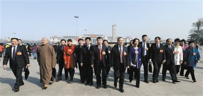 昨日，中國人民政治協(xié)商會議第十二屆全國委員會第一次會議在北京人民大會堂開幕。這是全國政協(xié)委員走向人民大會堂。新華社記者 陳樹根 攝