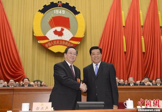 3月11日下午，全國政協(xié)十二屆一次會議在北京人民大會堂舉行第四次全體會議，俞正聲當選政協(xié)第十二屆全國委員會主席。圖為政協(xié)第十一屆全國委員會主席賈慶林和俞正聲握手，表示祝賀。中新社發(fā) 廖攀 攝