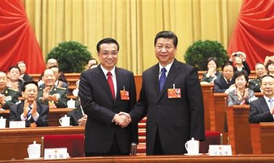 昨日，人大會議投票表決，決定李克強(qiáng)為國務(wù)院總理后，習(xí)近平和李克強(qiáng)親切握手。 新華社記者 蘭紅光 攝