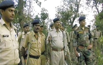 電視畫面顯示，大量警察在案發(fā)地搜查疑犯。