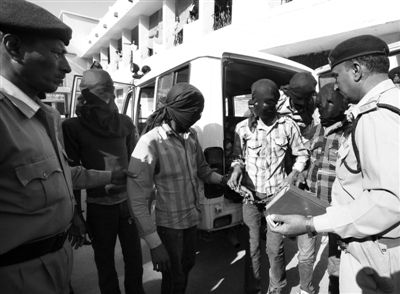 3月18日，印度中央邦，涉嫌輪奸瑞士女游客的男子被押往法庭。據(jù)悉，6名男子均面臨搶劫指控，其中4人面臨強奸指控。