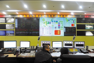 前日，八寶煤業(yè)公司，大家監(jiān)控井內(nèi)狀況。新華社 張楠 攝