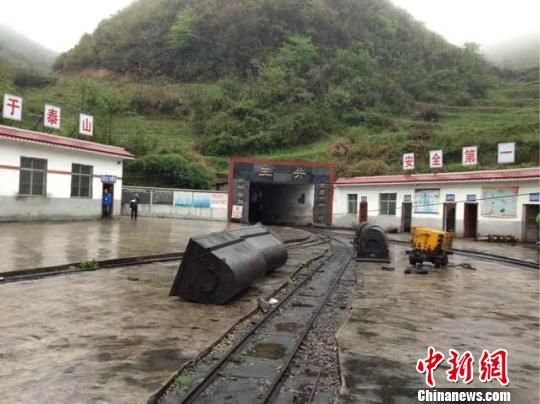 事故發(fā)生于5日晚22時(shí)許，事發(fā)時(shí)共有41人在井下作業(yè)，其中有32人安全升井，9人被困井下。