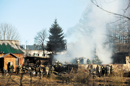 4月26日，俄羅斯救援人員在莫斯科州德米特羅夫區(qū)拉緬斯基村發(fā)生火災(zāi)的精神病院滅火?！　C供圖