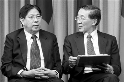 昨天凌晨,菲駐臺(tái)北馬尼拉經(jīng)濟(jì)文化辦事處代表白熙禮(左)與臺(tái)灣外事部門負(fù)責(zé)人林永樂在臺(tái)北共同舉行記者會(huì)。圖/CFP