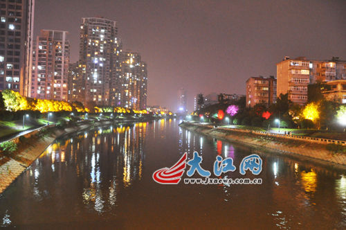 夜幕下的玉帶河，風(fēng)景很好，但是臭氣熏天。