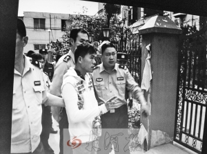 吳強(qiáng)指認(rèn)現(xiàn)場(chǎng)(翻拍),他是高胖雇用的殺手之一。