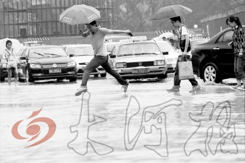 鄭州經(jīng)三路與北環(huán)交叉口處，積水較深，行人們不得不“練輕功”。 記者 白周峰 攝影