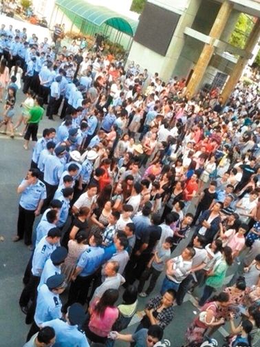 　考生家長圍堵在考點門口。 網(wǎng)絡(luò)截圖