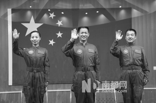 神舟十號(hào)航天員王亞平(左)、聶海勝(中)、張曉光(右)。 新華社發(fā)