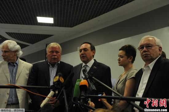 據(jù)外媒報(bào)道，美國“棱鏡”監(jiān)控計(jì)劃泄密者愛德華·斯諾登于莫斯科時(shí)間7月12日在莫斯科謝列梅捷沃機(jī)場(chǎng)與多家人權(quán)機(jī)構(gòu)代表人士舉行會(huì)談。圖為參加會(huì)談的人權(quán)代表接受媒體采訪。