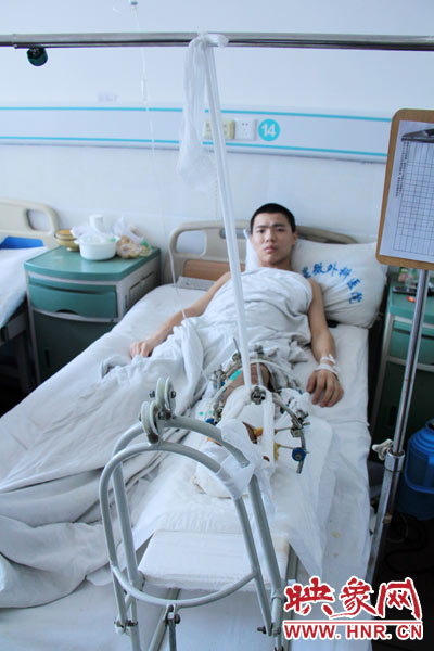 “如果有人肯幫我出4萬元的醫(yī)藥費(fèi)，我愿意為他免費(fèi)工作3年，多苦多累都行?！?月26日，躺在病床里上的