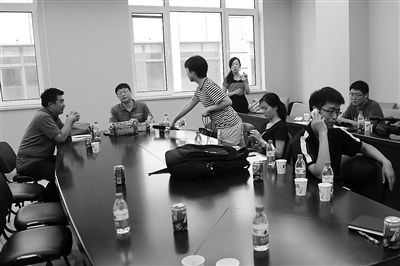 昨日，什剎海街道辦事處第四會議室，“什剎海女童練攤父親被打”事件的通氣會現(xiàn)場。