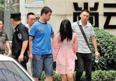 一名女犯罪嫌疑人被警方押出。新華社記者 薛玉斌 攝