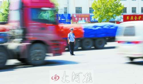 連霍高速受橋梁爆破影響禁止通車，310國(guó)道車流量迅速增加，當(dāng)?shù)亟痪块T安排大量警力保障道路暢通。