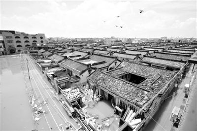 19日，廣東汕頭潮陽區(qū)和平鎮(zhèn)出現(xiàn)水浸現(xiàn)象。連日來，廣東省汕頭市潮陽區(qū)、潮南區(qū)普降暴雨。新華社發(fā)