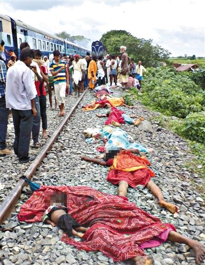 19日，事故現(xiàn)場(chǎng)遇難者的遺體。