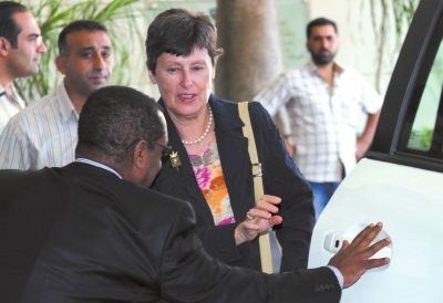 24日，聯(lián)合國副秘書長凱恩（右二）抵大馬士革。新華社發(fā)