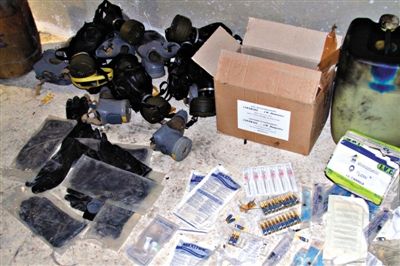 24日，敘利亞政府對外展示在大馬士革朱巴爾區(qū)破獲的反對派軍火庫中的化學制劑。新華社發(fā)