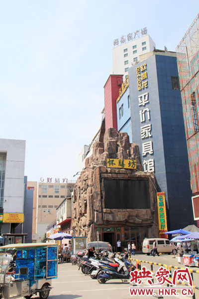 在該酒店一層的入口處，屹立著一座4層樓高的假山，氣勢雄偉。