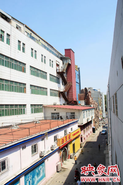 該家具賣場共6層樓，第7層建筑與其他樓層風(fēng)格迥然不同，有明顯后期加蓋痕跡