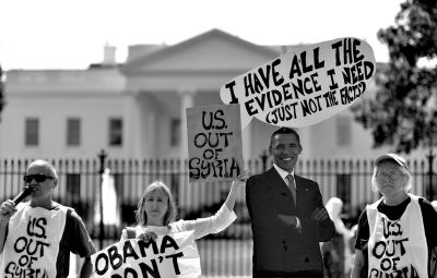 2日，反戰(zhàn)人士在白宮前高舉標(biāo)語，抗議美國可能對敘動武。