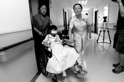 昨天，斌斌被推出病房，準(zhǔn)備換藥。記者 譚青/攝