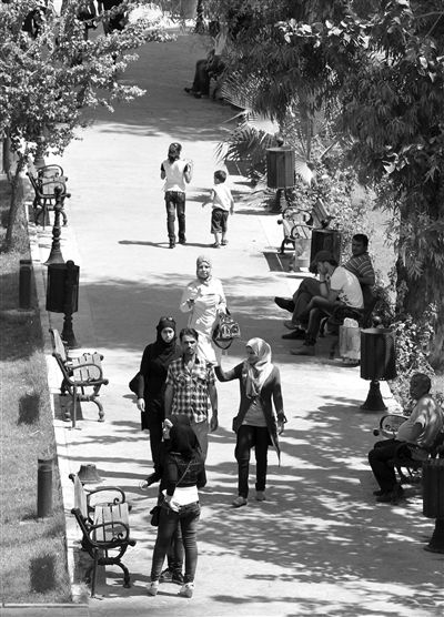 9月5日，敘利亞首都大馬士革，市民在街頭的一處公園內(nèi)散步。