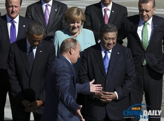 奧巴馬低頭不看普京，普京也閉眼做鬼臉并攤手表無奈。