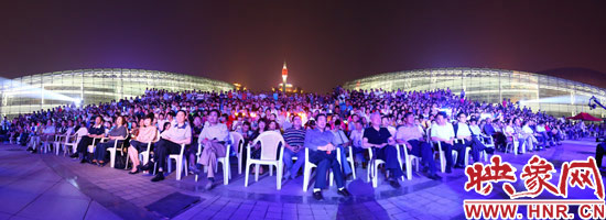 現(xiàn)場(chǎng)觀(guān)眾人山人海