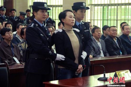 9月24日上午8時(shí)30分，陜西“房姐”龔愛愛涉嫌偽造、買賣國(guó)家機(jī)關(guān)證件一案，在陜西靖邊縣人民法院公開