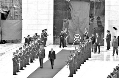 2012年11月27日，開棺檢驗阿拉法特尸骨后，巴方為其舉辦重新安葬儀式。