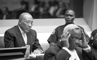 9月26日，荷蘭海牙，利比里亞前總統(tǒng)查爾斯·泰勒在法庭接受審判。