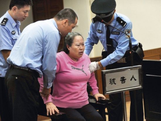 9月24日，在公訴人宣讀起訴書(shū)時(shí)，丁書(shū)苗因身體不停顫抖一度站立不穩(wěn)，被法警扶住
