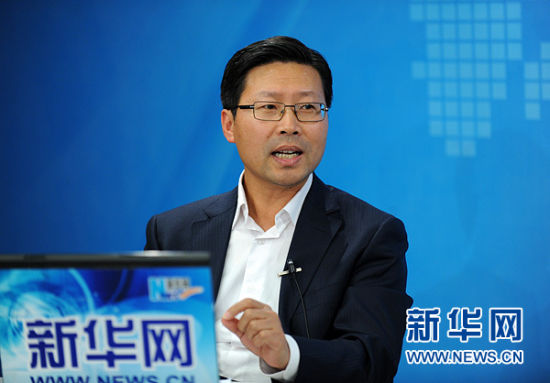 圖為嘉賓與主持人交談。新華網(wǎng) 陳競(jìng)超 攝