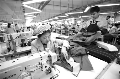 12月19日，朝鮮工人在開城工業(yè)園區(qū)工作。當(dāng)日，由二十國集團(tuán)（G20）的經(jīng)濟(jì)官員、國際金融組織相關(guān)負(fù)責(zé)人以及各國記者等組成的國際代表團(tuán)訪問工業(yè)園區(qū)。今年4月朝鮮單方面關(guān)閉開城工業(yè)園，9月才宣布重開。新華社發(fā)